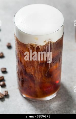 Caffè espresso rinfrescante con schiuma fredda e cubetti di ghiaccio Foto Stock