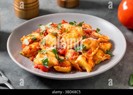 Tortellini fatti in casa con salsa di pomodoro e basilico Foto Stock