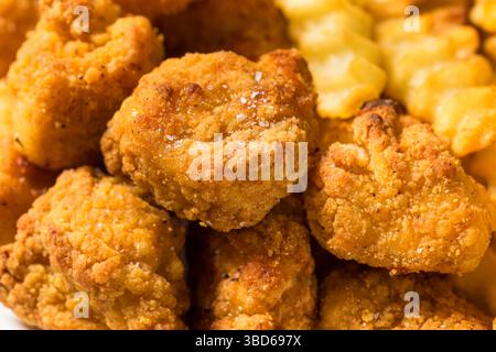 Crocchette di pollo fritte e patatine fritte con ketchup Foto Stock