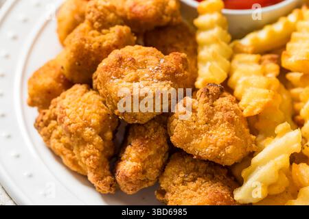 Crocchette di pollo fritte e patatine fritte con ketchup Foto Stock
