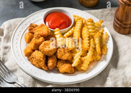 Crocchette di pollo fritte e patatine fritte con ketchup Foto Stock