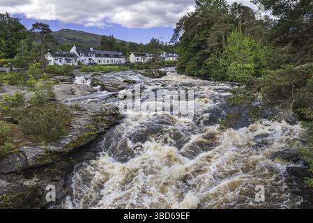 Falls of Dochart, whitewater rapida nel villaggio Killin, Loch Lomond e il Trossachs National Park, Stirling, Scozia, Regno Unito Foto Stock