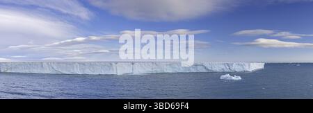 Ghiacciaio di Brasvellbreen, lungo 45 km verso sud dalla cupola di ghiaccio Sordomen di Austfonna che sbarca in mare, Nordaustlandet, Svalbard, Spitsbergen Foto Stock