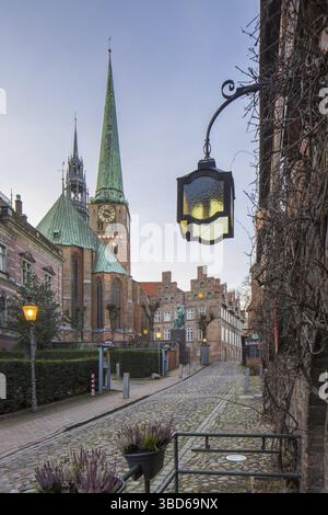 La Jakobikirche gotica in mattoni, la chiesa di St. Jakobi e la strada con case storiche nella città anseatica di Lubecca, Schleswig-Holstein, Germania Foto Stock