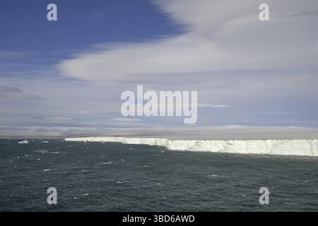 Ghiacciaio di Brasvellbreen, lungo 45 km verso sud dalla cupola di ghiaccio Sordomen di Austfonna che sbarca in mare, Nordaustlandet, Svalbard, Spitsbergen Foto Stock