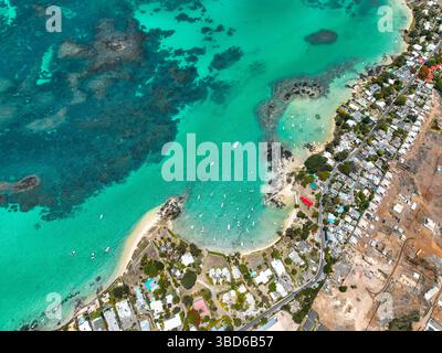 Costa colorata di Cap Malheureux, Mauritius con l'iconica chiesa con tetto rosso Foto Stock