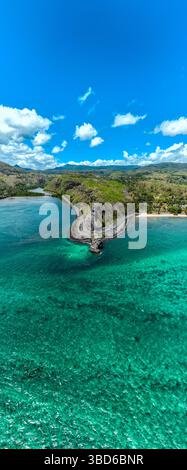 Una vista aerea panoramica della strada costiera che si snoda intorno alle scogliere e alle acque turchesi del punto panoramico Maconde, Mauritius Foto Stock