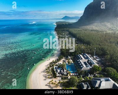 Aerea della costa di Mauritius con barche, barriera corallina e resort tropicale Foto Stock