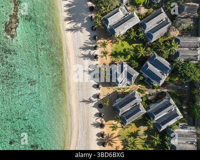 Aerea dall'alto delle ville lungo la spiaggia di Mauritius e la laguna cristallina Foto Stock