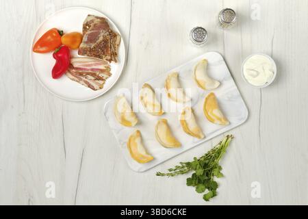 Vista dall'alto di gnocchi surgelati con pancetta e purè di patate Foto Stock
