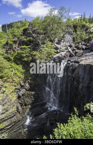Victoria Falls nella foresta Slattadale, cascata sul Abhainn Garbhaig fiume che scorre a Loch Maree, Wester Ross, Highlands scozzesi, Scotland, Regno Unito Foto Stock