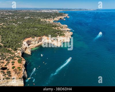 Ripide scogliere costiere e profondo oceano blu visto dall'alto in Algarve Foto Stock