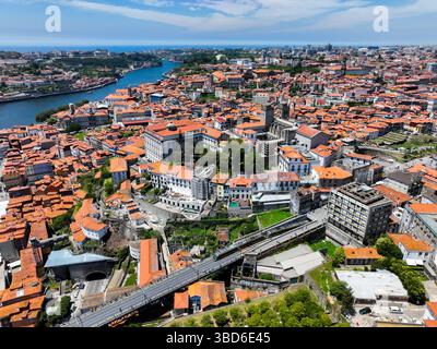 Vista dal drone della città vecchia di Porto con la metropolitana sopraelevata che attraversa il ponte Dom Luís Foto Stock