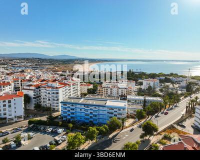 Lagos, Portogallo - 12 maggio 2024: Vista panoramica sul lungomare di Lagos, sul porticciolo e sulla spiaggia di Meia Praia lungo la costa Foto Stock