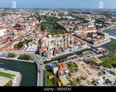 Aveiro, Portogallo - 12 maggio 2024: Ampio drone del centro di Aveiro che mostra tetti rossi, rete di canali e spazi aperti Foto Stock