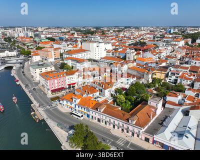 Immagine drone di Aveiro, Portogallo, che mostra vivaci case dal tetto rosso, canali e strade urbane Foto Stock