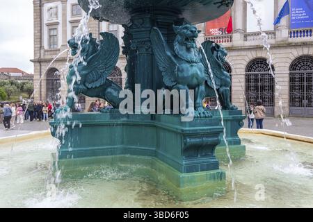Scultura leoni storica Fontana dei leoni, fonte dos Leoes, piazza Praca de Gomes Teixeira, città di Porto, Portogallo Foto Stock