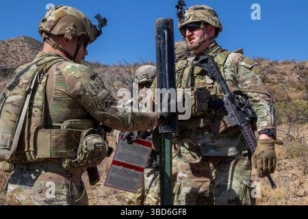 Soldati statunitensi, assegnati alla 76th Engineer Company, 41st Engineer Battalion, con Joint Task Force–Southern Border, ancorano un posto a terra durante una missione di messa in posa di un cartello della New Mexico National Defense area (NMNDA) vicino ad Antelope Wells, New Mexico, 20 maggio 2025. Sotto la direzione del Northern Command degli Stati Uniti, la Joint Task Force–Southern Border allinea gli sforzi per sigillare il confine meridionale e respingere le attività illegali ed è responsabile di operazioni su larga scala, agili e di tutti i domini, che consentiranno operazioni DoD più efficaci ed efficienti. (Foto U.S. Army di SPC. Anjelica Asejo) Foto Stock
