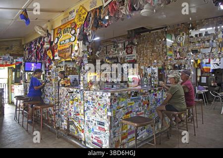 Lo storico Daly Waters Pub è decorato con biglietti da visita, reggiseni, banconote e cimeli dei viaggiatori di passaggio lungo la Stuart Highway, a nord Foto Stock