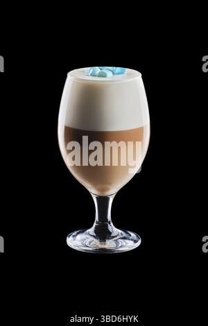 Grande vetro trasparente con latte a strati isolato su sfondo nero Foto Stock