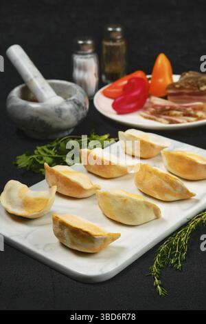 Gnocchi surgelati con pancetta e purè di patate Foto Stock