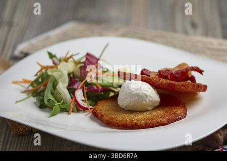 Frittelle di patate classiche con pancetta e insalata. Foto con messa a fuoco morbida Foto Stock