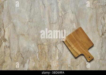 Vista dall'alto del tavolo da servizio vuoto su sfondo di legno Foto Stock