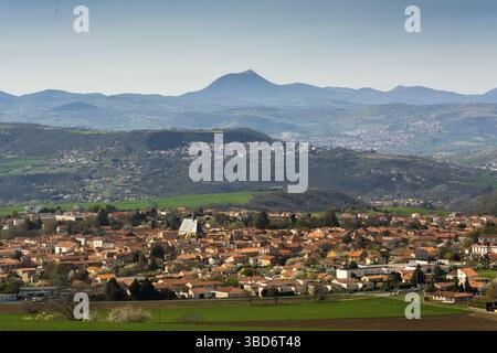 Vista sul villaggio di Vic le Comte, sul vulcano Puy de Dome sullo sfondo, sulla pianura di Limagne, sul dipartimento del Puy de Dome, sull'Alvernia Rodano Alpes, Francia Foto Stock