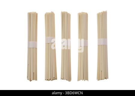 Tagliatelle di grano Udon asciutte isolate su sfondo bianco Foto Stock