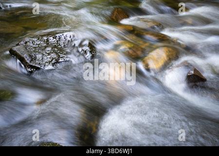 Un ruscello con pietre, primo piano, lunga esposizione Foto Stock