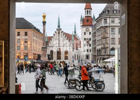 Feierabend am Marienplatz, reges Leben nach Geschäftsschluss, München, mai 2025 Deutschland, München, mai 2025, Feierabend am Marienplatz, reges Leben abends nach Geschäftsschluss, um 20:15 Uhr bummeln viele Münchner und Touristen durch die Altstadt, Rikscha-Fahrer Warten auf Kunden, Blick auf Mariensäule und alte Rathaus, Mittwochabend, bedeckter Himmel, Wetter, Frühling, Bayern, *** orario di chiusura a Marienplatz, Lively Life After Closing Time, Monaco di Baviera, maggio 2025 Germania, Monaco di Baviera, maggio 2025, orario di chiusura a Marienplatz, vita vivace la sera dopo l'orario di chiusura, alle 8 Foto Stock