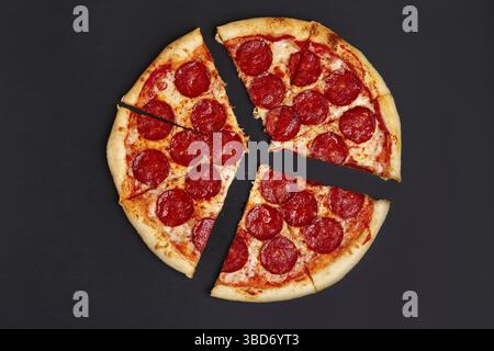 Pizza salsiccia per pizza con peperoncino jalapeno pepe Foto Stock