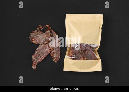 Vista dall'alto della carne secca a scatti in confezione di carta Foto Stock