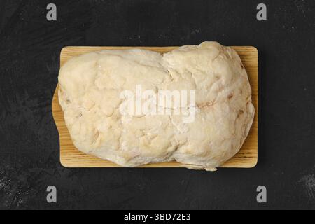 Vista dall'alto della coda di grasso di agnello sul tavolo da cucina con sale e pepe Foto Stock
