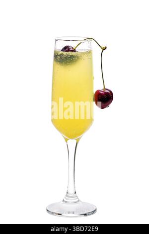 Cocktail Mimosa decorata con cherry isolati su sfondo bianco Foto Stock