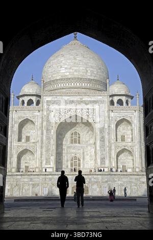 Visitatori di fronte al Taj Mahal ad Agra, Uttar Pradesh, India Foto Stock
