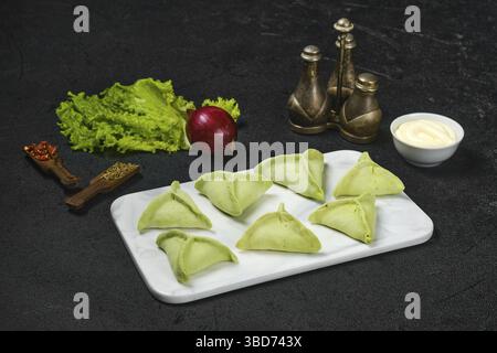 Gnocchi surgelati con spinaci Foto Stock
