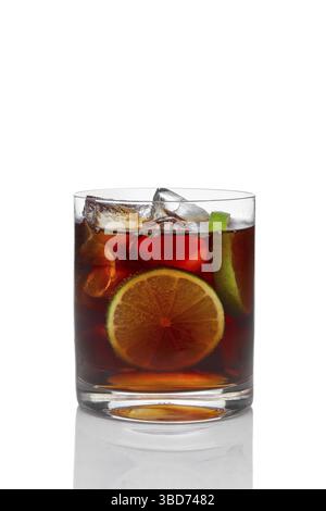 Cocktail al rum e alla cola con ghiaccio, lime e limone in vetro antico isolato su bianco Foto Stock