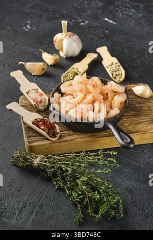 Gamberetti sbucciati surgelati in padella Foto Stock