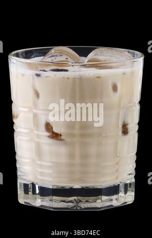 Cocktail bianco russo in vetro sfuso su sfondo nero Foto Stock