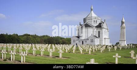 Torre delle Lanterne e Cappella di Notre-Dame de Lorette, Ablain-Saint-Nazaire, il più grande cimitero militare francese della prima guerra mondiale, la Francia Foto Stock