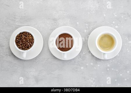 Tre stati di caffè, chicchi, caffè macinato e liquido Foto Stock