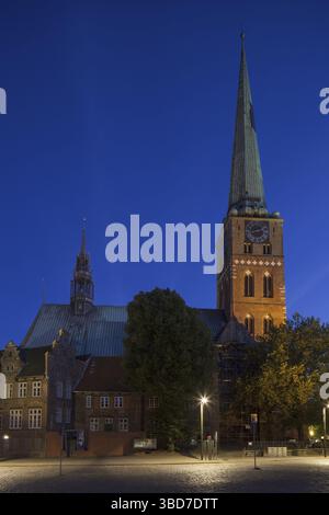 La Jakobikirche gotica in mattoni, la chiesa di St. Jakobi di notte, la città anseatica di Lubecca, Schleswig-Holstein, Germania Foto Stock