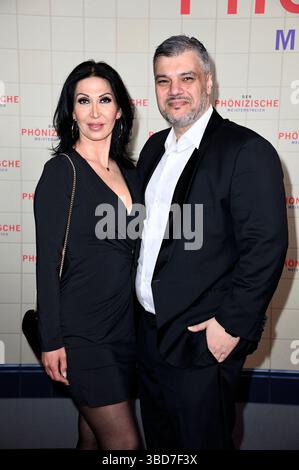 Imad Mardnli mit Ehefrau Samia Mardnli bei der Premiere des Kinoflims "Der phönizische Meisterstreich" im Delphi-Filmpalast. Berlino, 22.05.2025 Foto Stock
