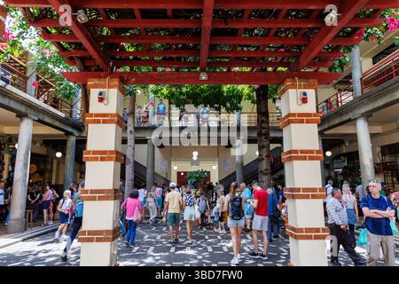 Funchal, Portogallo - 12 giugno 2024: Mercado dos Lavradores Farmers Market nella città di Funchal, capitale dell'isola di Madeira Foto Stock
