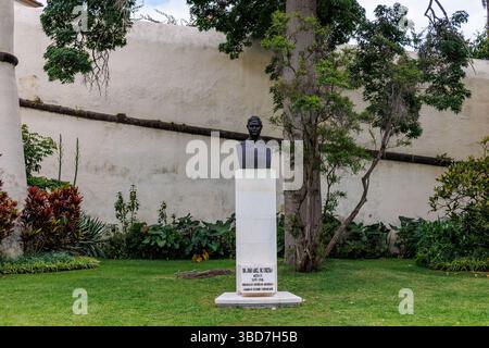 Funchal, Portogallo - 9 giugno 2024: Busto del dottor Joao Abel de Freitas e Palazzo di San Lorenzo a Funchal, Madeira Foto Stock