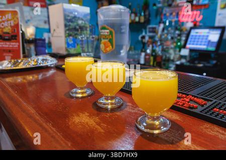 Madeira, Portogallo - 10 giugno 2024: Bevande poncha tradizionali in un Bar Zeca a Santana, isola di Madeira Foto Stock