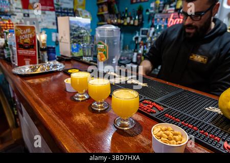 Madeira, Portogallo - 10 giugno 2024: Bevande poncha tradizionali in un Bar Zeca a Santana, isola di Madeira Foto Stock