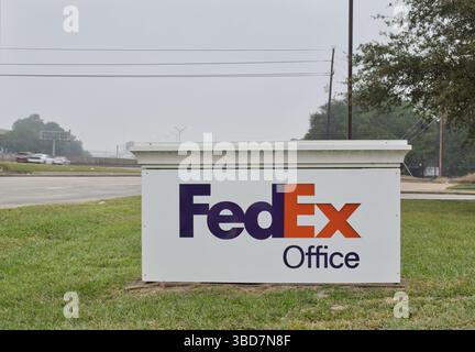 Houston, Texas USA 11-24-2022: Cartello commerciale FedEx Office in autostrada. Servizio di consegna tramite corriere multinazionale. Foto Stock