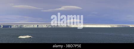 Ghiacciaio di Brasvellbreen, lungo 45 km verso sud dalla cupola di ghiaccio Sordomen di Austfonna che sbarca in mare, Nordaustlandet, Svalbard, Spitsbergen Foto Stock
